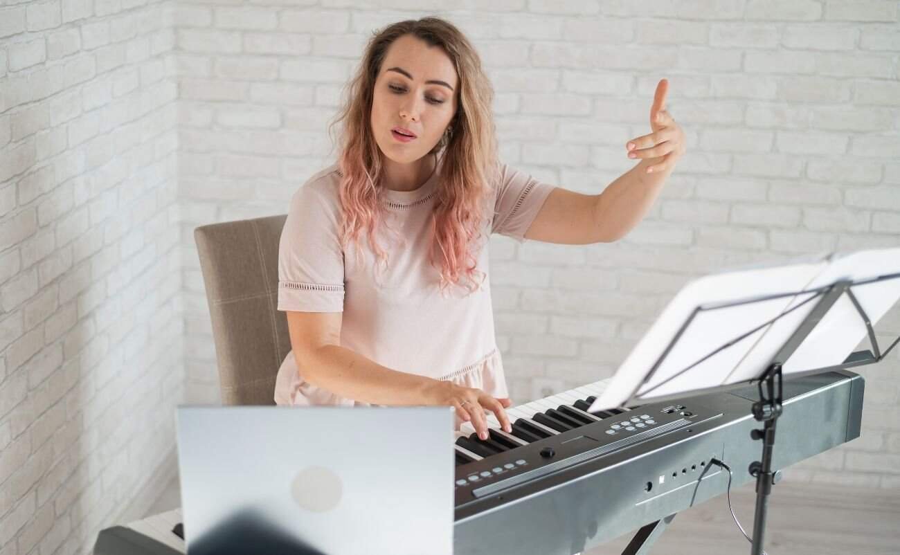 learn how to play piano online for free from expert musician