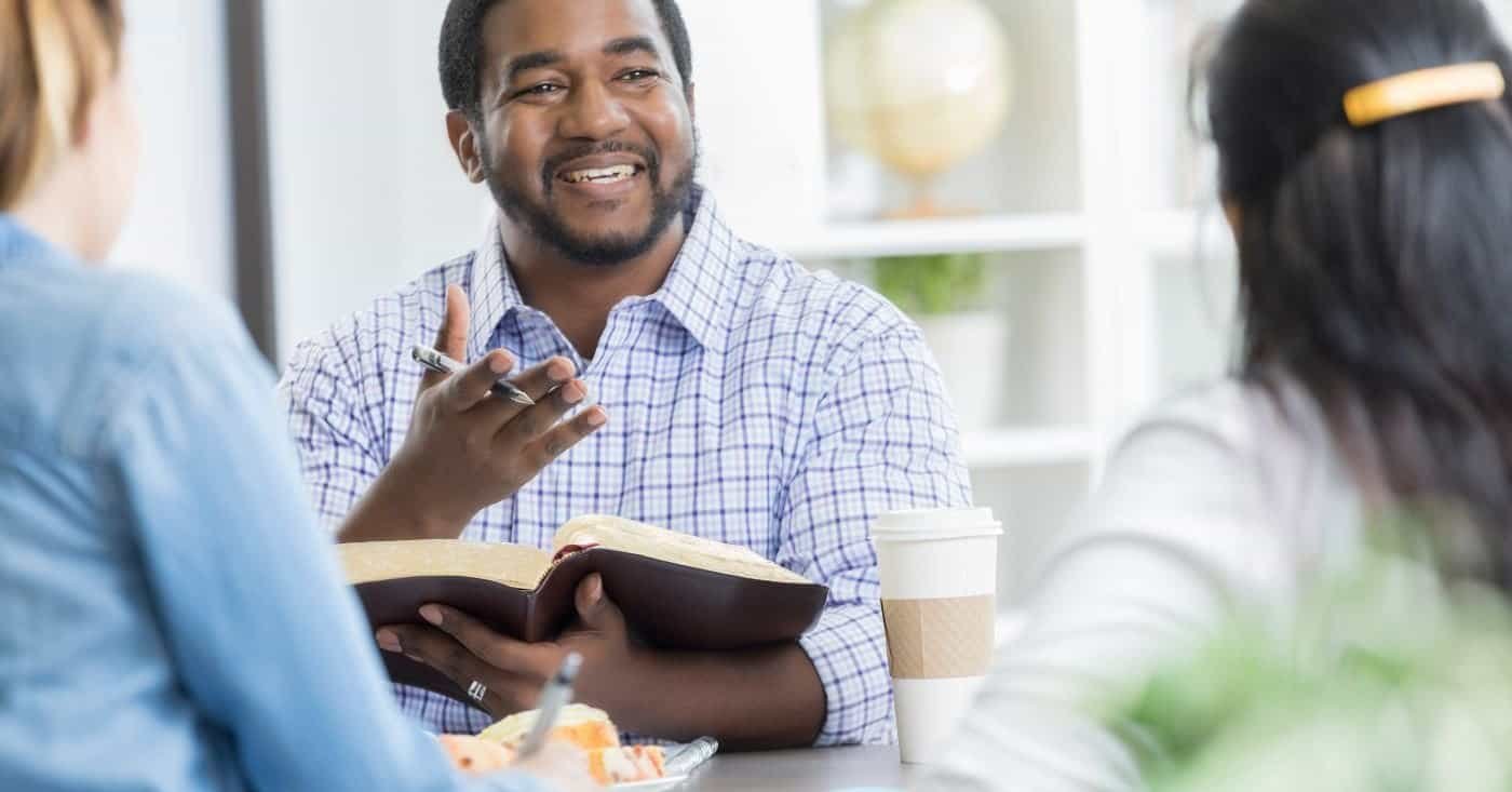 Man discussing with two listeners about Psalm 23 Meaning Explained in Hindi and English